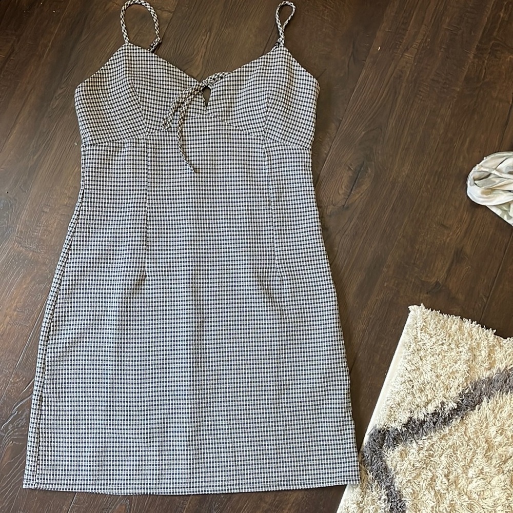 Black and white forever 21 dress with tie design at the top